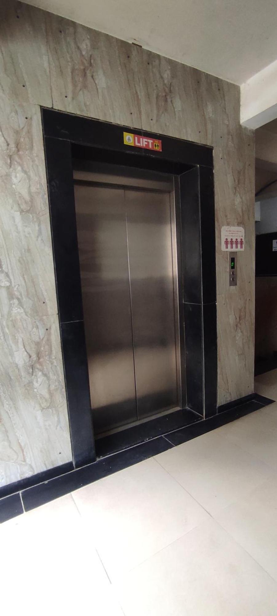 Earth Inn, Subhash Bridge, Rto Circle, 3*