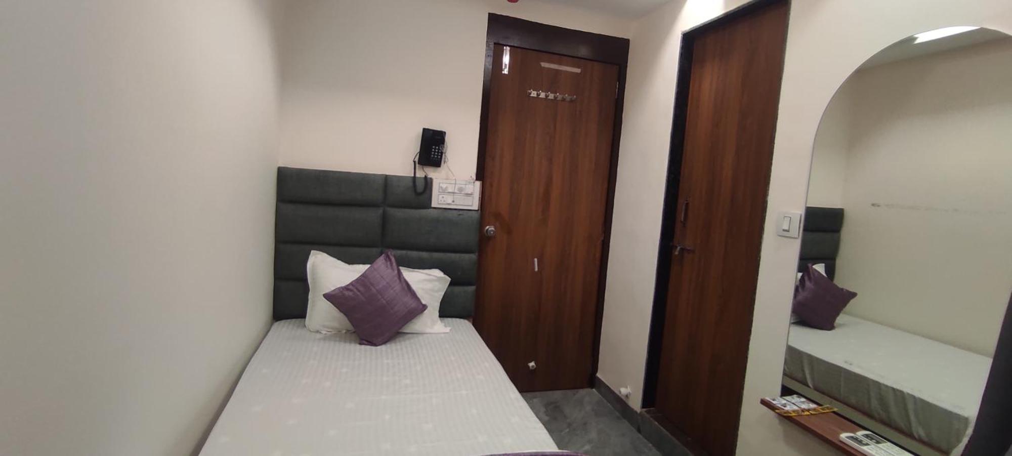 Earth Inn, Subhash Bridge, Rto Circle, Hotel 3*