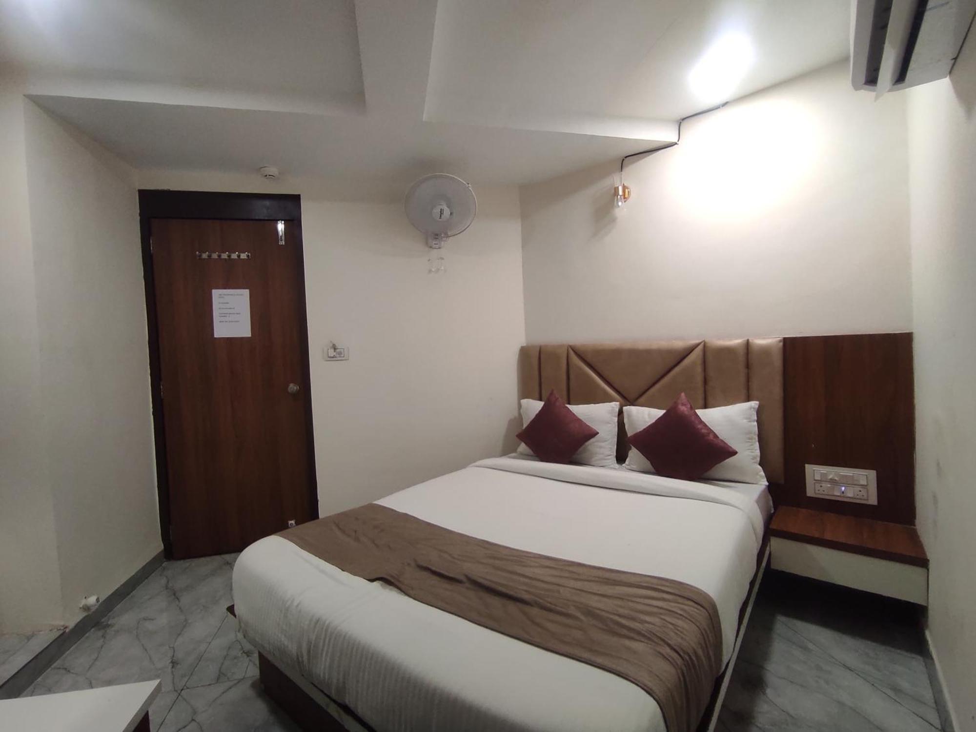 Earth Inn, Subhash Bridge, Rto Circle, 3*