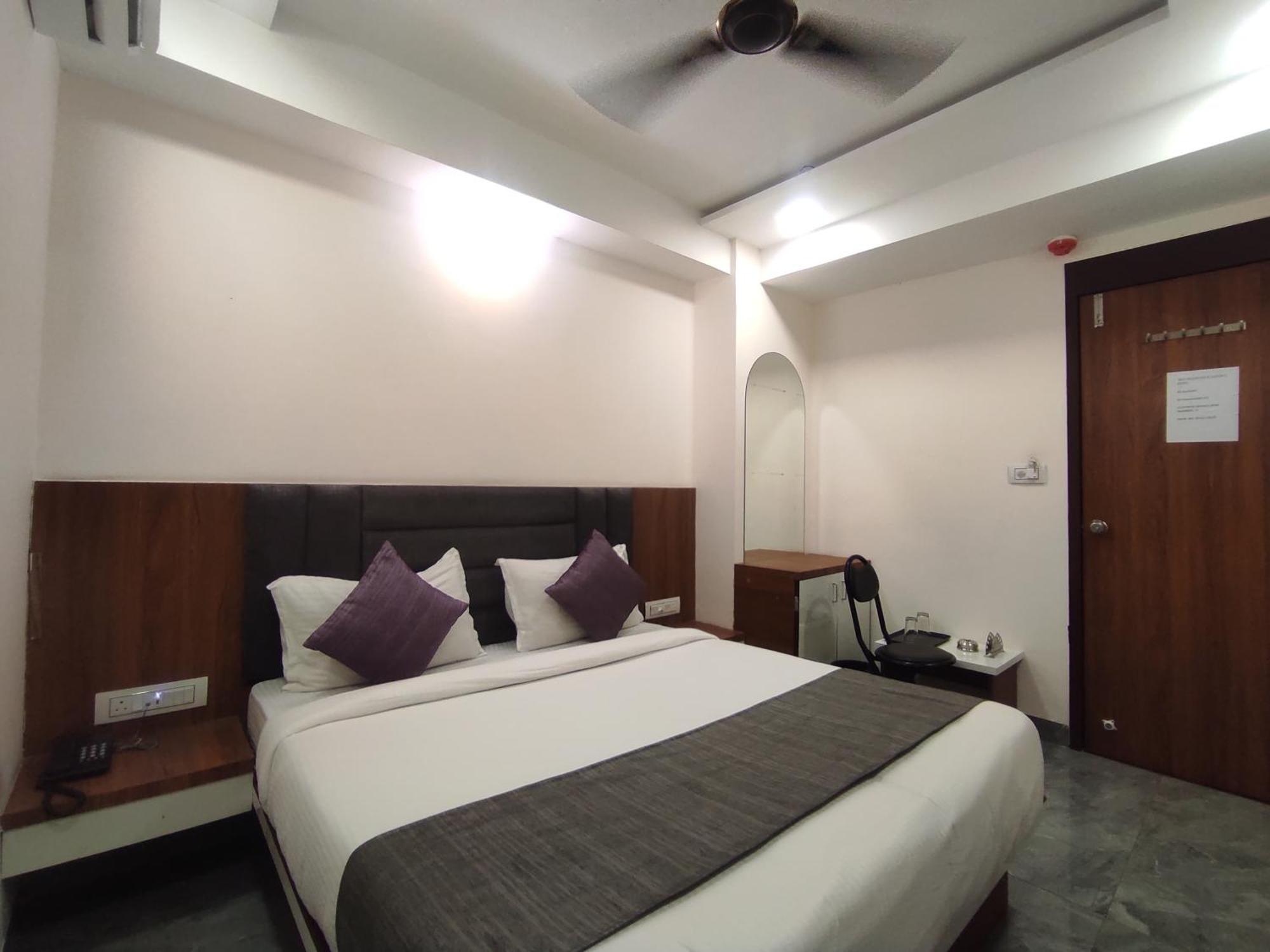 Earth Inn, Subhash Bridge, Rto Circle, 3*