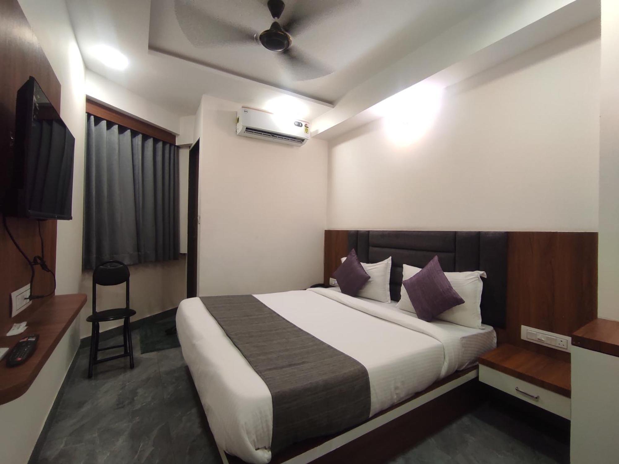 Earth Inn, Subhash Bridge, Rto Circle, Hotel