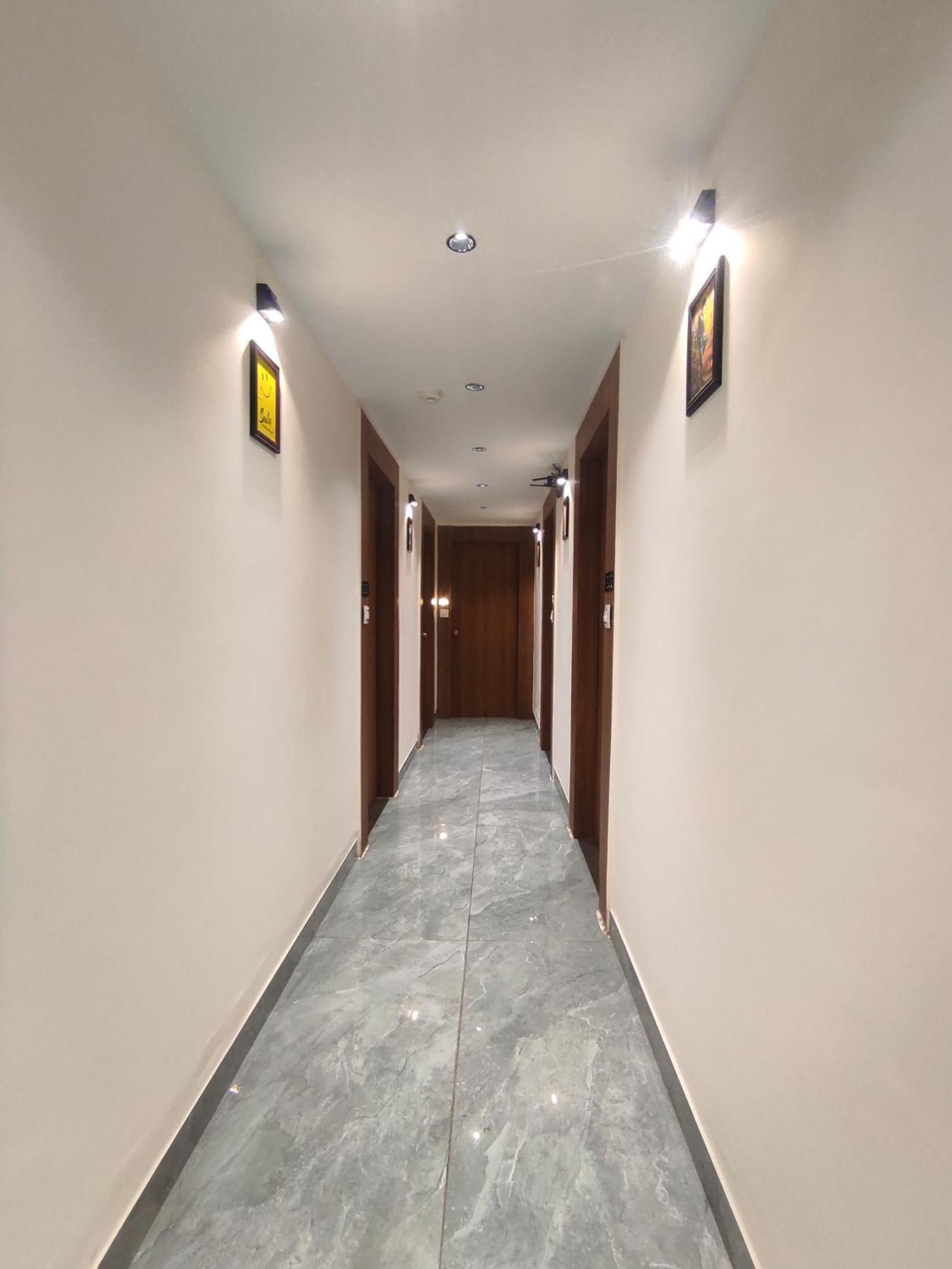 Hotel Earth Inn, Subhash Bridge, Rto Circle, 3*
