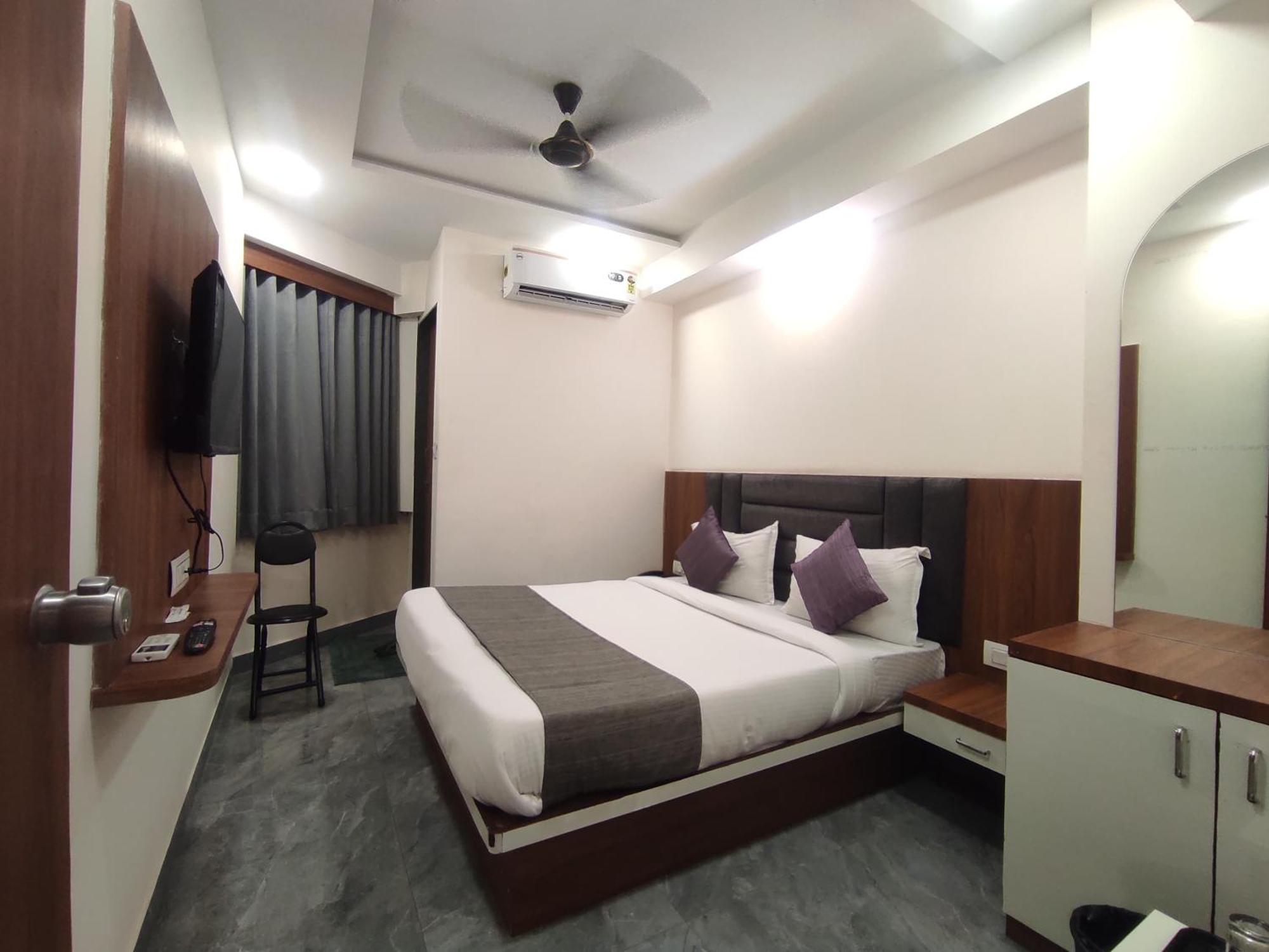 Earth Inn, Subhash Bridge, Rto Circle, Ahmedabad